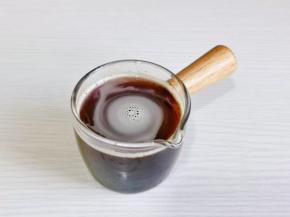 红糖加入纯净水化开。
