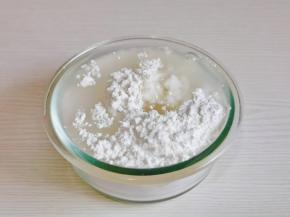 糯米粉中加开水。