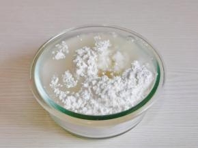 糯米粉中加开水。