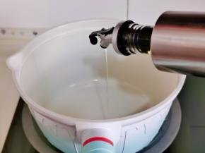 锅中热油。