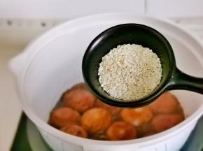 撒上熟芝麻即可。