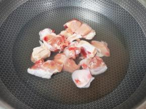 鸡全腿剁成块，凉水入锅加入葱姜料酒焯水。 