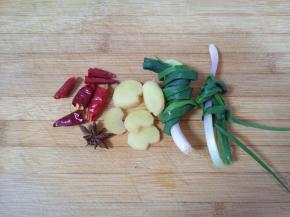 准备好小葱、生姜片、干红辣椒和八角。 