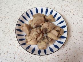 焯过水的鸡块冲洗干净，控一下水分备用。 