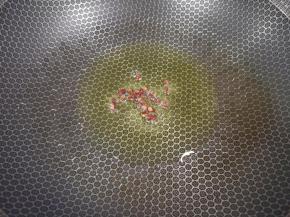 炒锅内倒适量的花生油烧热，下入花椒粒炝出香味，捞出不要。 