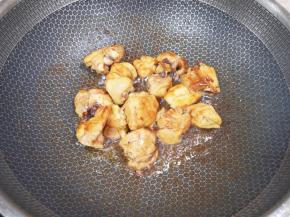 放糖炒出糖色，下入焯过水的鸡块翻炒至金黄色。 