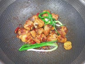 加入1大勺豆瓣酱炒出酱香味。 