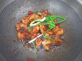 加入1勺红烧酱油翻炒上色。 