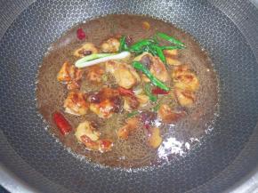 加开水没过鸡块，根据自己的口味放盐调味，大火烧开以后转中火炖20分钟。 