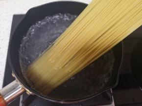 另起锅加水烧开，下入意面煮10分钟。 
