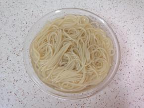 煮好的意面捞出过凉水备用。 