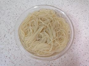 煮好的意面捞出过凉水备用。 