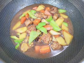 下入青椒，翻炒至断生即可（因为要拌面，所以多留点汤汁）。 