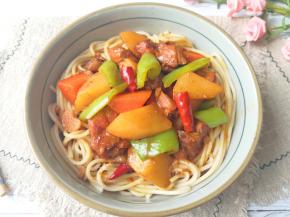 浇上做好的大盘鸡。 