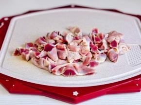 鸡胗洗净从中间切开。