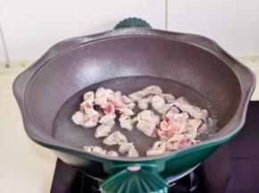 锅中水烧开下鸡胗烫45秒捞出，这样更卫生。