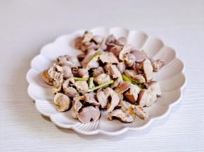 沥干水分装盘，放入切好的葱姜。