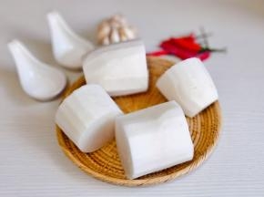 准备食材，萝卜去皮洗净。