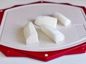 白萝卜一切四。