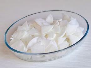 白萝卜片放入器具中。