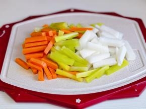 胡萝卜，白萝卜，莴笋去皮切条。