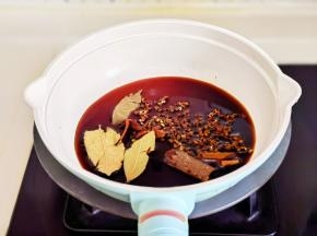 加入八角，花椒，桂皮，香叶，煮沸晾凉。