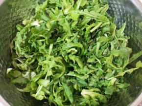 荠菜浸泡冲洗干净。 