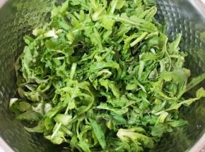 荠菜浸泡冲洗干净。 
