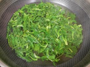 锅里加水烧开，下入洗干净的荠菜，放一点盐和食用油焯水。 