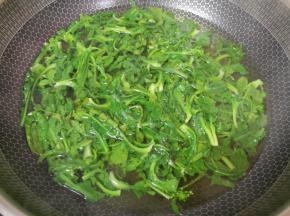 锅里加水烧开，下入洗干净的荠菜，放一点盐和食用油焯水。 