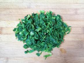 焯过水的荠菜过凉水，挤干水分切碎。 