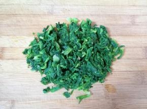 焯过水的荠菜过凉水，挤干水分切碎。 