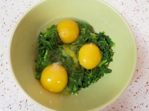 将切好的荠菜放入碗中，打入3个鸡蛋搅拌均匀。 