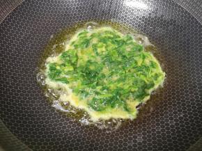 炒锅内倒适量的食用油烧热，倒入荠菜蛋糊翻炒成形即可。 