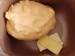 加入黄油继续揉20分钟。