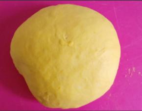 发酵好的面团排气，盖保鲜膜静置20分钟。