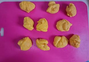 静置好的面团分十二份，约40克一个。