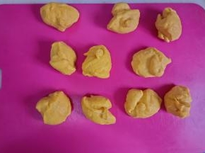 静置好的面团分十二份，约40克一个。