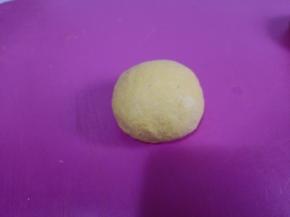 将面团滚圆，底部收紧。