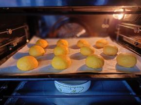 放入烤箱二次发酵，温度35度，底部放一碗热水保湿。