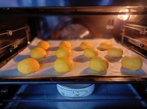 放入烤箱二次发酵，温度35度，底部放一碗热水保湿。