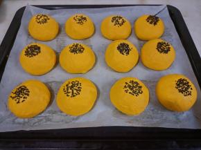 发酵至两倍大，取出顶部撒少许黑芝麻。
入烤箱上火160下火150，烤18分钟即可。
第八分钟左右上色满意注意加盖锡纸。