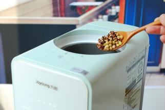 倒入豆浆机桶内。