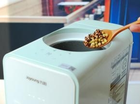 倒入豆浆机桶内。