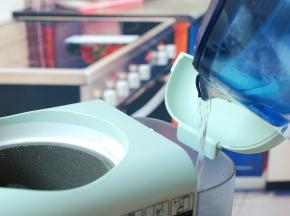 豆浆机水箱中加满水。