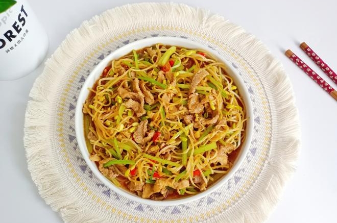 豆芽炒肉丝