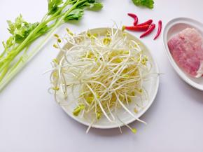 刚买的豆芽把须须择一下。