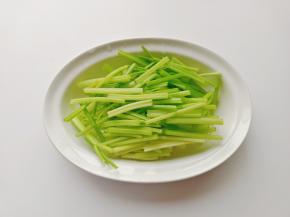 芹菜择去叶子，清洗后切小段。