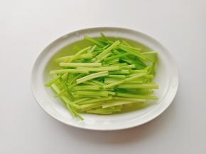 芹菜择去叶子，清洗后切小段。