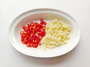 小米椒、蒜切好备用。